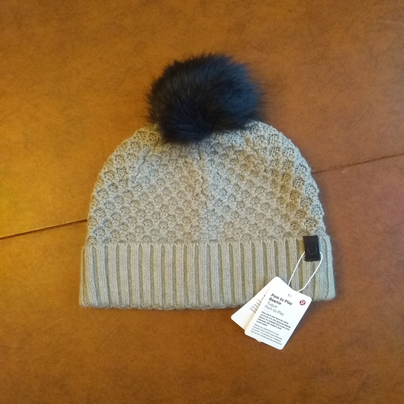 lululemon beanie with pom pom